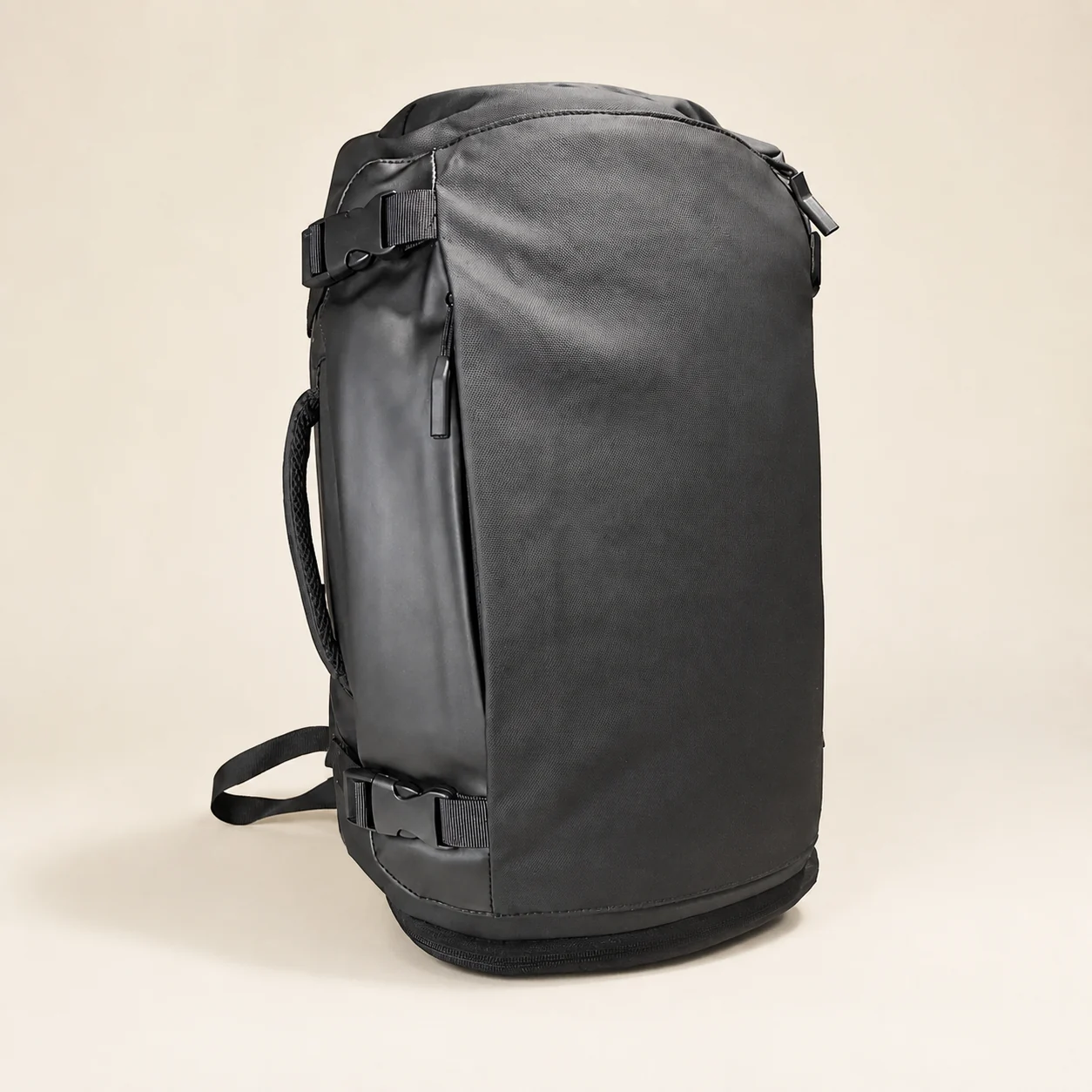 Mochila YENDO Urbana negra en vista de tres cuartos