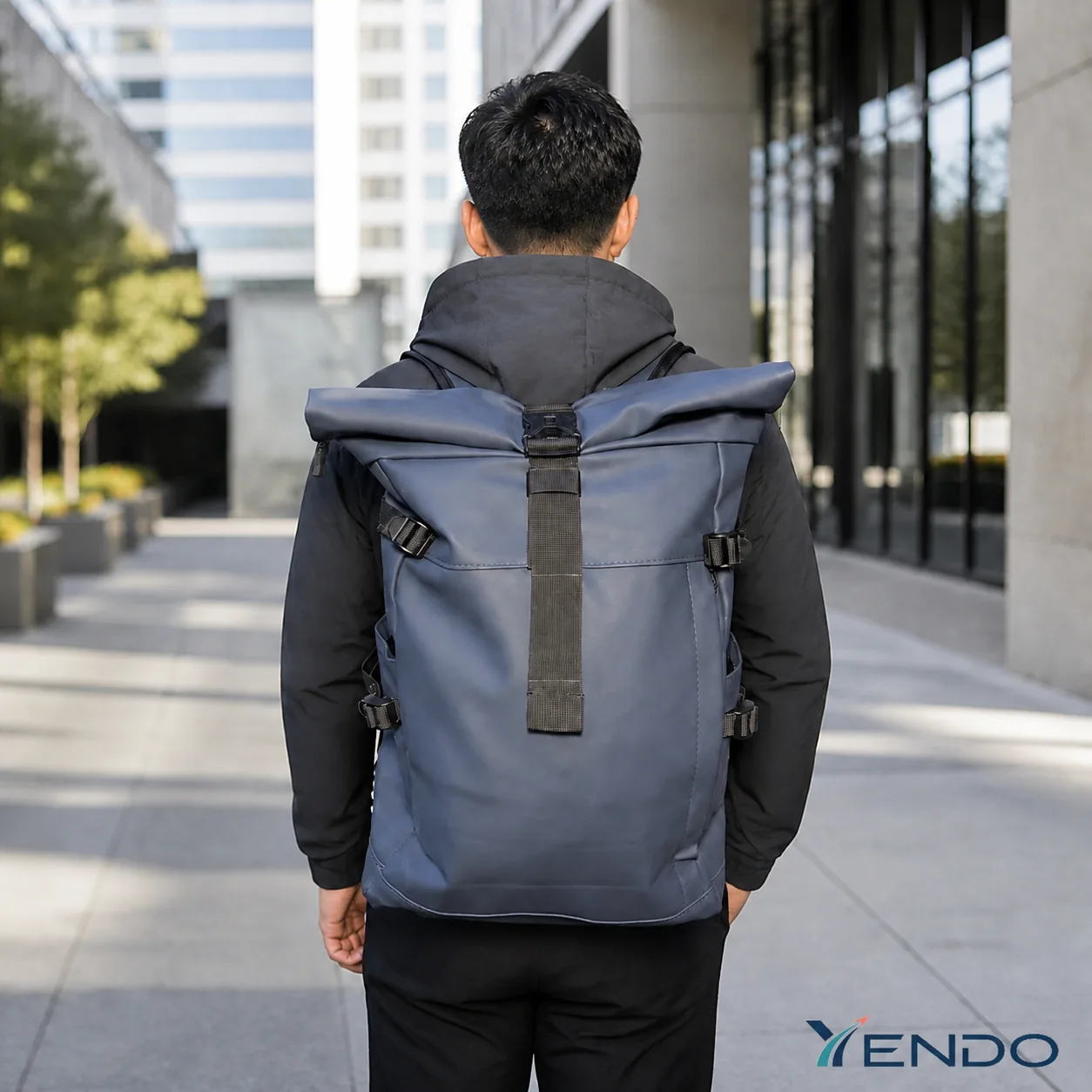 Mochila YENDO Trayecto azul tinta vista de espalda en la ciudad