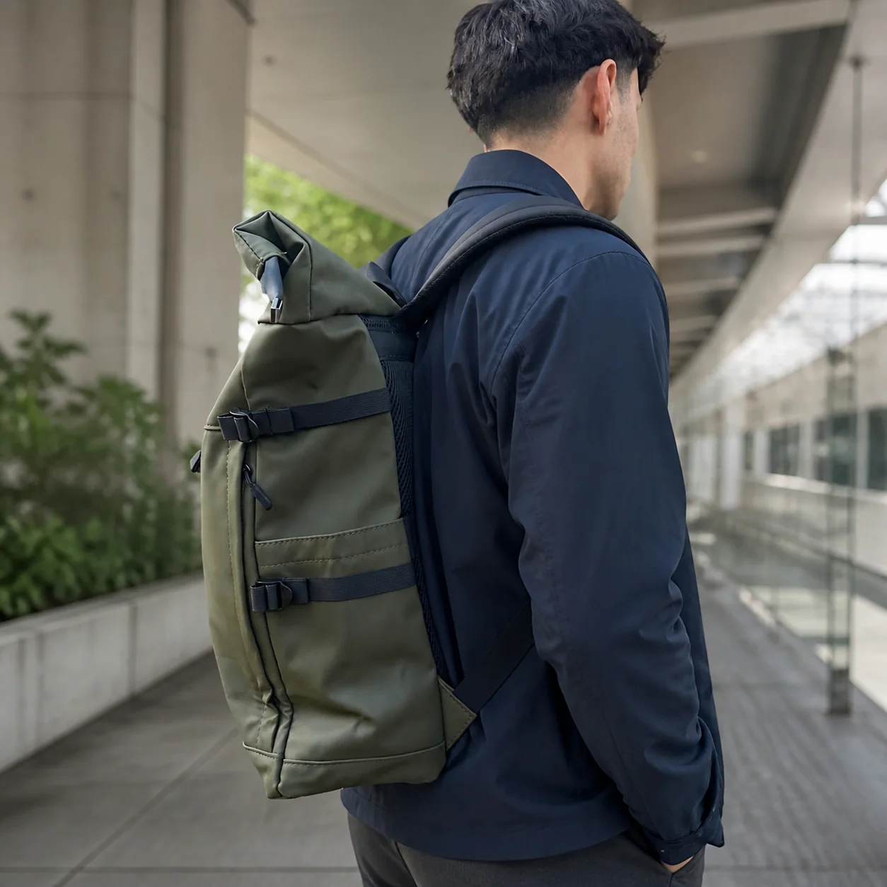 Mochila YENDO Trayecto verde oliva en uso urbano