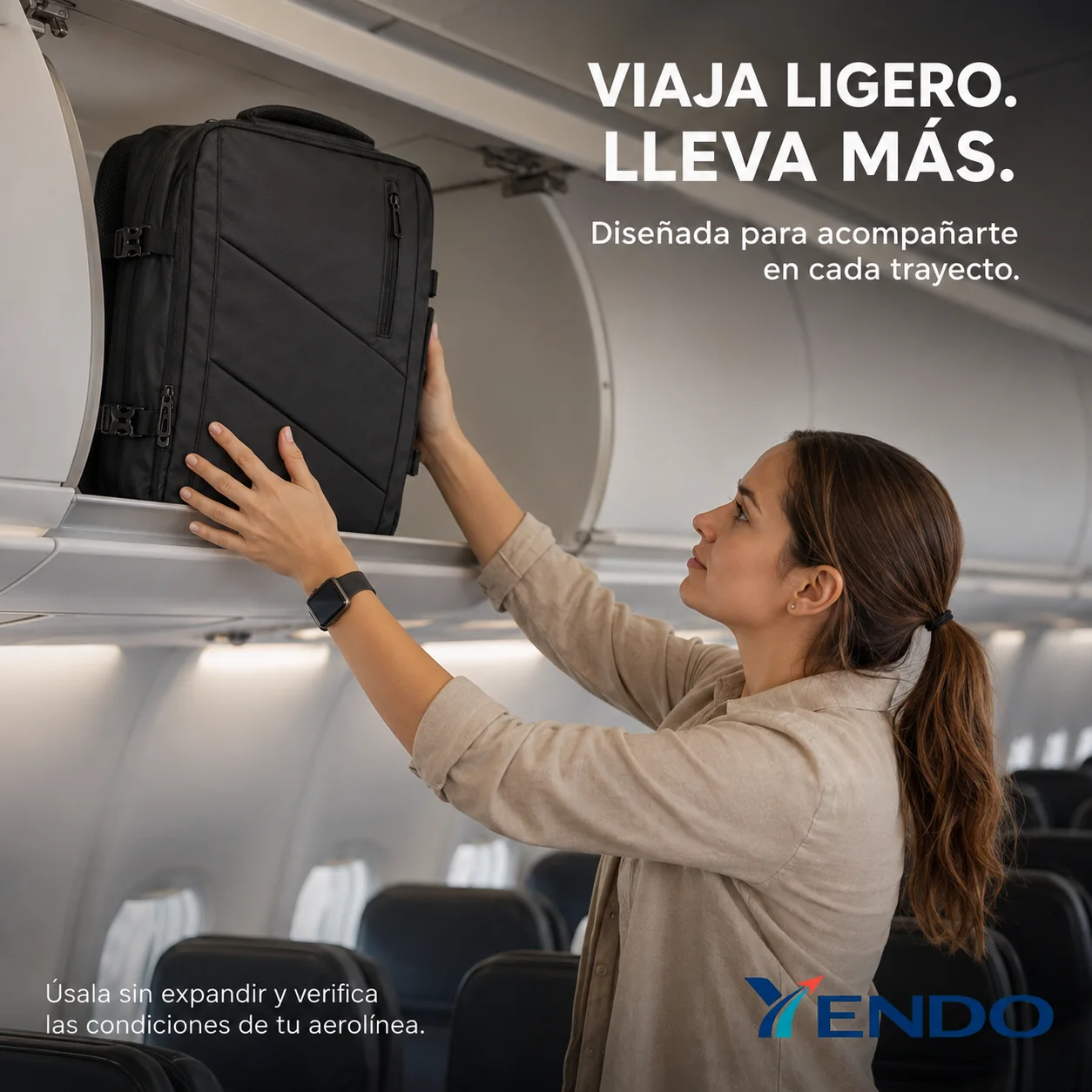 Viajera guarda la mochila YENDO Express negra en el compartimento superior de un avión