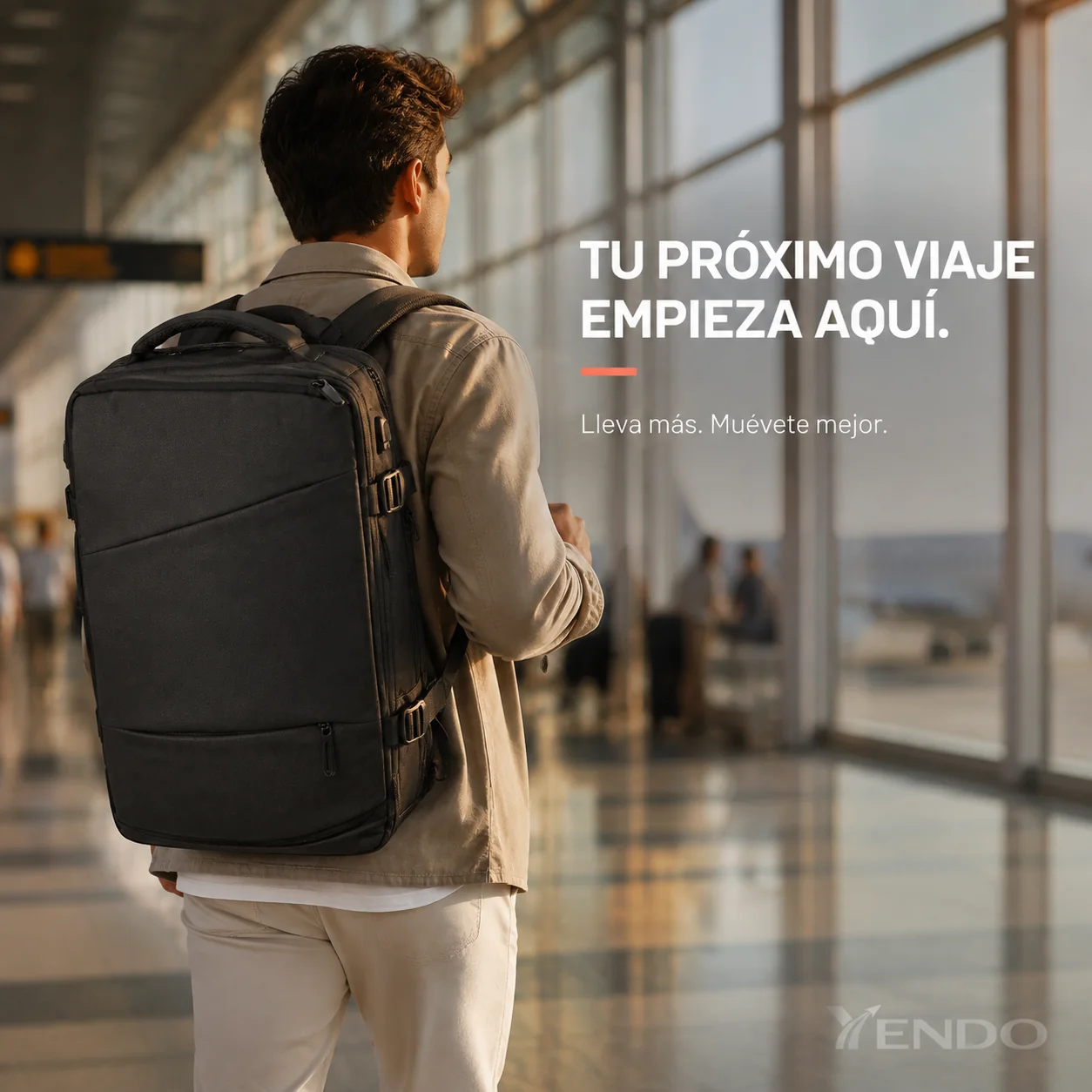 Persona viajando en aeropuerto con mochila negra YENDO Pro